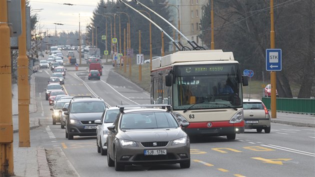 Pruhy oznaen velkmi npisy BUS na vozovce se v Jihlav nachzej napklad v Okrun ulici. Nov by ml dal z nich vst tak od Psychiatrick nemocnice pes Brnnsk most, Hradebn ulic a po kiovatku se Znojemskou ulic.