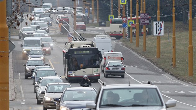 Ve spodn sti Okrun ulice je pruh pro MHD vlevo, zatmco v opanm smru vpravo. Prv to psob nejvt zmatky