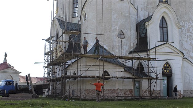 Dělníci už začali stavět lešení kolem kostela na Zelené hoře. Celý jeho plášť se dočká obnovy.