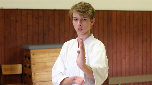 Petr Matoušů se karate věnuje od dvanácti let, přesto už má na kontě spoustu úspěchů. Letos se majitel modrého pásu dokonce chystá na světový šampionát do japonského Naha.