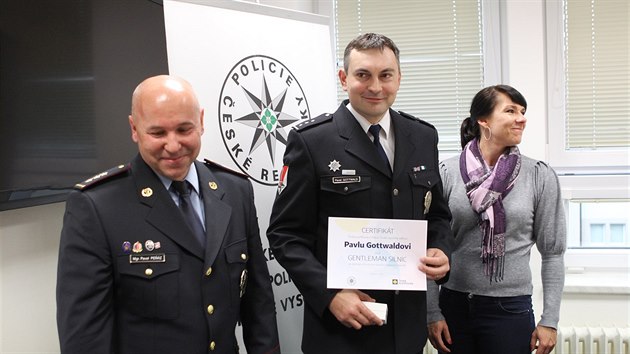 Policista Pavel Gottwald (uprostřed) získal za záchranu mladého řidiče ocenění Gentleman silnic.
