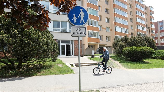 Ve rsk Doln ulici u lid jedouc na kole po chodnku pokutu nedostanou, vjezd maj povolen. Zhruba v pl kilometru dlouhm seku to umouj nov dopravn znaky s dodatkovou tabulkou.