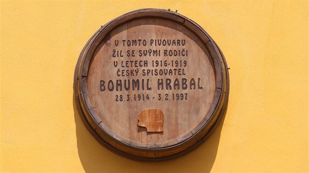 Spisovatel Bohumil Hrabal zde il do roku 1919. Pipomn to dodnes pamtn deska ve tvaru devnho sudu.