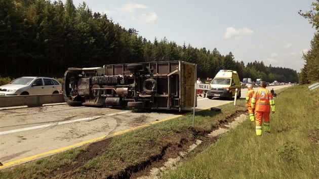 Převrácené nákladní vozidlo zablokovalo v pátek v poledne dálnici D1 u Větrného Jeníkova ve směru na Prahu.