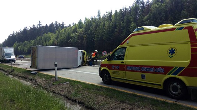 Převrácené nákladní vozidlo zablokovalo v pátek v poledne dálnici D1 u Větrného Jeníkova ve směru na Prahu.