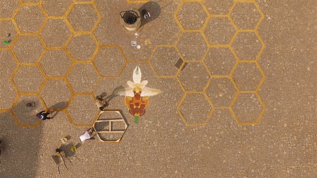 Na nádvoří pardubického zámku se v úterý z písku tvořily včelí plástve.