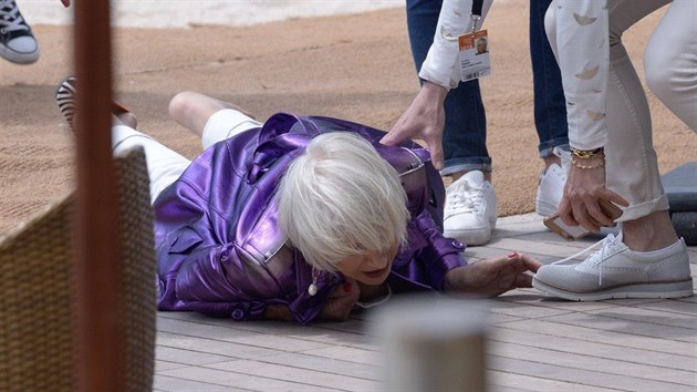 Helen Mirrenová v Cannes upadla