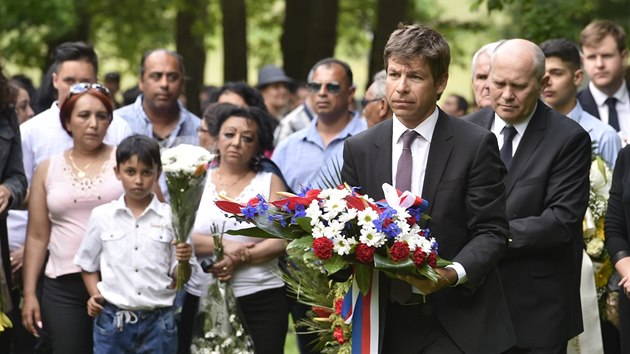 Ministr spravedlnosti Robert Pelikán (v popředí) položil květiny na místě bývalého romského koncentračního tábora v Letech u Písku. (13.5.2018)