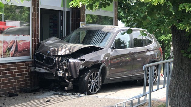 Do výlohy obchodu v pražských Kolodějích narazila řidička i se dvěma dětmi. Nikdo nebyl zraněn (10.5.2018)
