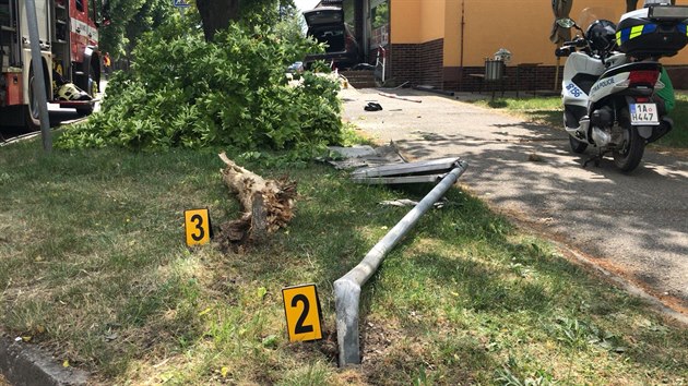 Do výlohy obchodu v pražských Kolodějích narazila řidička i se dvěma dětmi. Nikdo nebyl zraněn (10.5.2018)