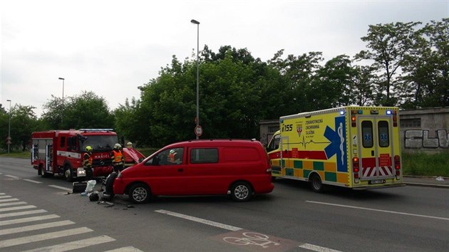 Motorke odvezli po nehod s autem v ulici Vrbov zchrani do motolsk nemocnice (17.5.2018)