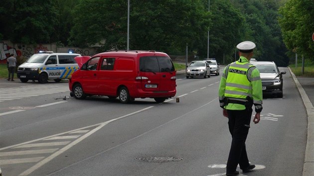 Motorke odvezli po nehod s autem v ulici Vrbov zchrani do motolsk nemocnice (17.5.2018)