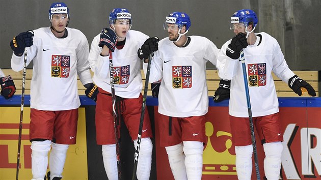 Dmitrij Jakin, Martin Neas, David Krej a David Pastrk (zleva) na trninku esk hokejov reprezentace den ped tvrtfinle mistrovstv svta.