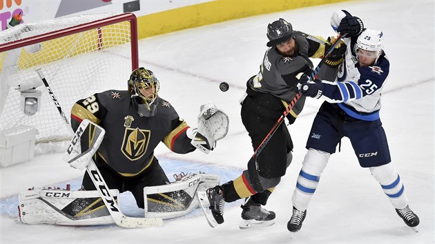 Brank Vegas Marc-Andre Fleury zasahuje, ped nm bojuj jeho spoluhr Deryk Engelland a Paul Stastny z Winnipegu.