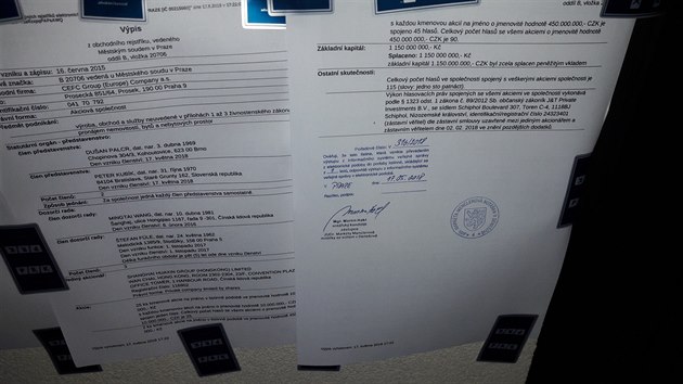 Dokument, který se objevil na zdi vedle branky do sídla společnosti CEFC Europe v Malé ulici v Praze. Informuje o dosazení krizového managementu do společnosti CEFC Europe.