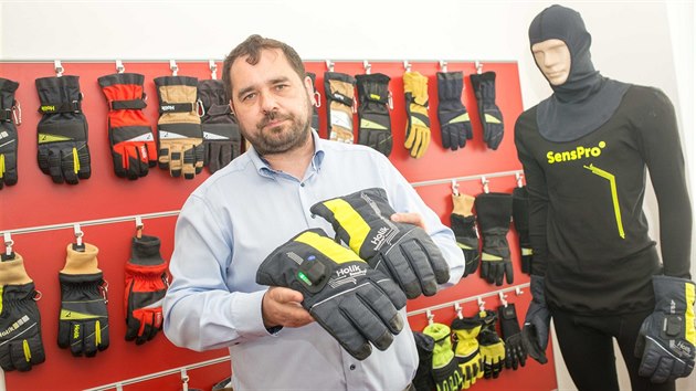 Tomáš Pekař coby ředitel pro inovace firmy Holík International ze Zlína-Štípy představuje hasičské rukavice, které dokážou změřit teplotu.