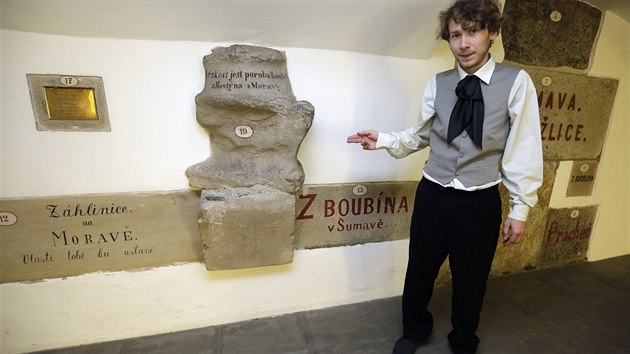 Návštěvníci Národního divadla v Praze si o víkendu prohlédli expozici základních kamenů v podzemí divadelní budovy.