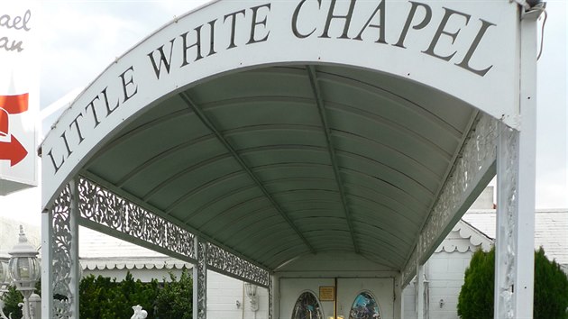 Vchod do Malé bílé kaple pro pěší