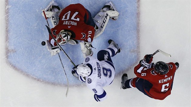 Washingtonsk brank Braden Holtby likviduje za pomocui Michala Kempnho anci Tylera Johnsona z Tampy Bay.