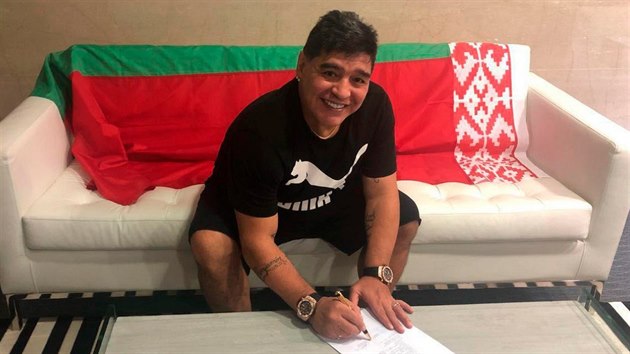 Diego Maradona podepisuje smlouvu s bloruskm Brestem.