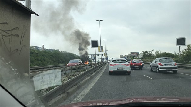 Ped vjezdem do Zlchovskho tunelu hoelo auta.(11.5.2018)