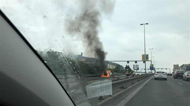 Ped vjezdem do Zlchovskho tunelu hoelo auta.(11.5.2018)