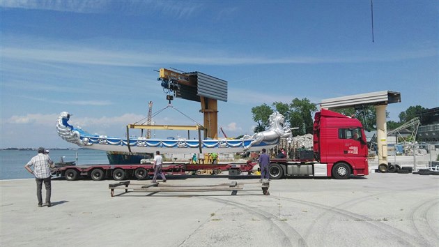 Kad ze dvou gondol bissone byla poloena na kamion, na kterm pijely a do Prahy.