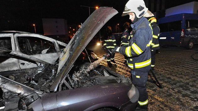 Požár v Praze 11 poškodil čtyři vozidla. (18.5.2018)