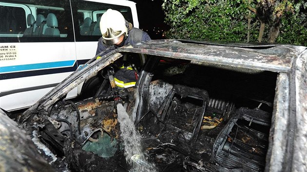 Požár v Praze 11 poškodil čtyři vozidla. (18.5.2018)