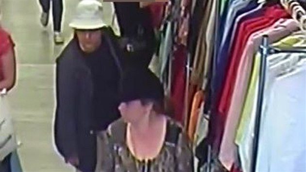 Hledaná dvojice kapsářek, jež v olomouckém obchodu s oděvy okradly nakupující ženu o peněženku, kterou měla v batohu.