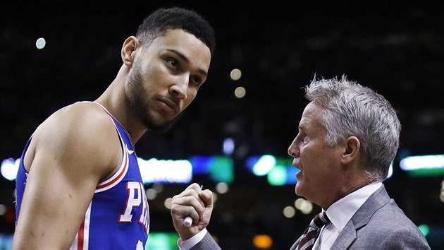 Ben Simmons z Philadelphie naslouch svmu trenrovi Brettu Brownovi.