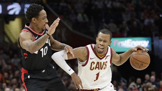 Rodney Hood (vpravo) z Clevelandu se tla kolem DeMara DeRozana z Toronta.