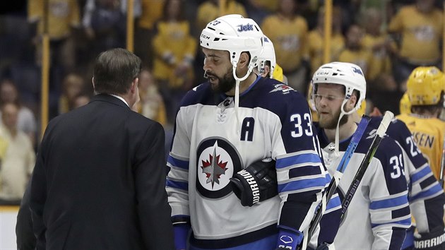 Dustin Byfuglien vede Winnipeg do konferennho finle, blahopeje mu nashvillsk trenr Peter Laviolette.