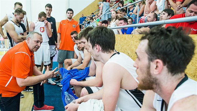 Lubomír Peterka (vlevo dole) usměrňuje basketbalisty Hradce Králové během time outu.