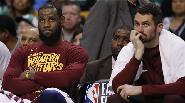 LeBron James (vlevo) a Kevin Love sledovali zvr nepovedenho zpasu svho Clevelandu v Bostonu jen z laviky.