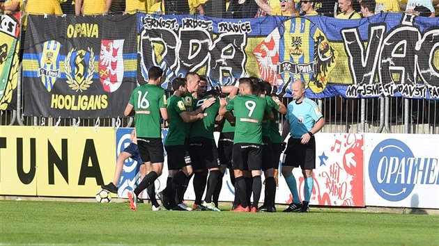 Příbramští fotbalisté se radují z gólu před fanoušky Opavy.
