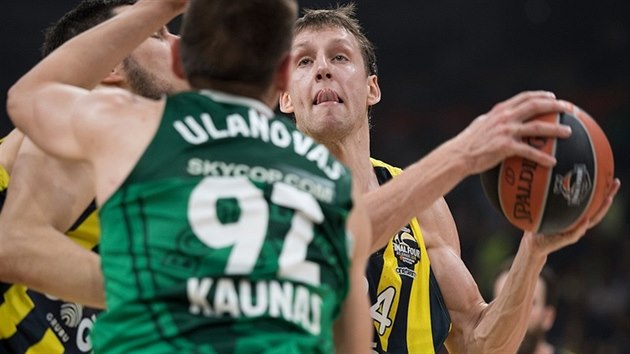 Jan Vesel (vpravo) z Fenerbahce to na ko algirisu,