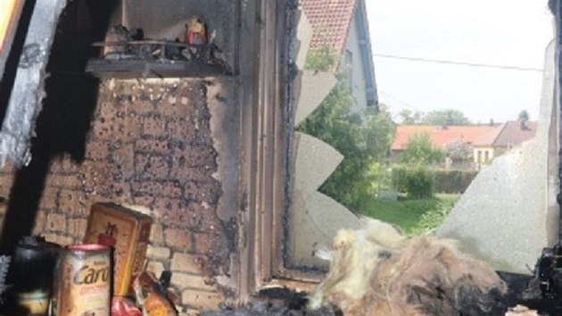 Požár mobilního domu v Lejšovce na Hradecku (10.5.2018).