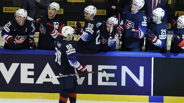 Americký útočník Patrick Kane slaví svůj gól proti Česku.