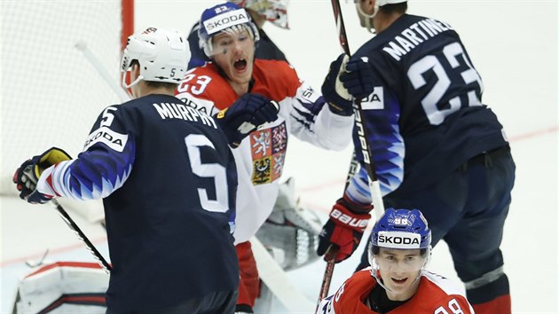 Gól v americké síti. V popředí se raduje český hokejista Martin Nečas (číslo 98), za ním další útočník národního týmu Dmitrij Jaškin.