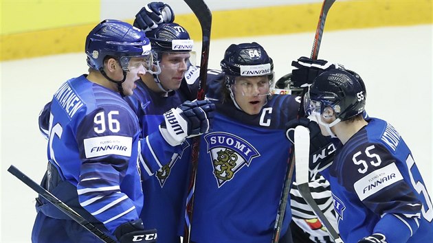 Finsk kapitn Mikael Granlund (uprosted) blahopeje obrnci Markusi Nutivaarovi (slo 77), kter otevel skre tvrtfinle se vcarskem.