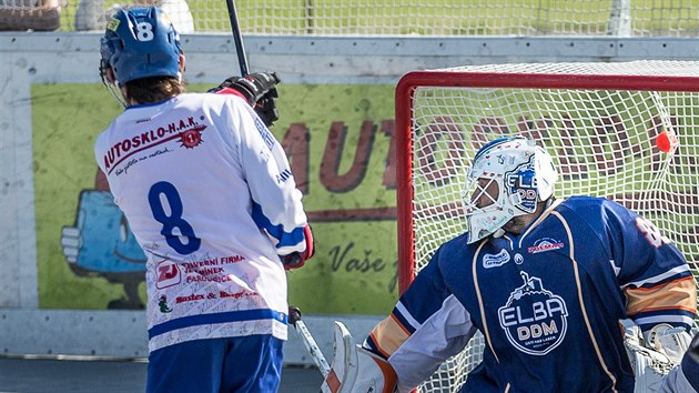 Momentka z hokejbalovho duelu Pardubice (blomodr) vs. st nad Labem