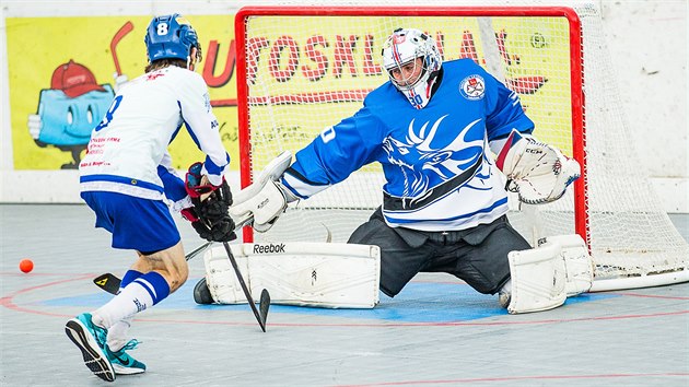 Momentka z hokejbalovho duelu Pardubice (modrobl) vs. Letohrad