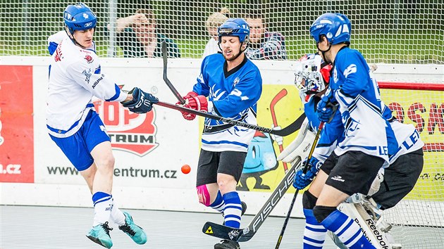 Momentka z hokejbalovho duelu Pardubice (modrobl) vs. Letohrad