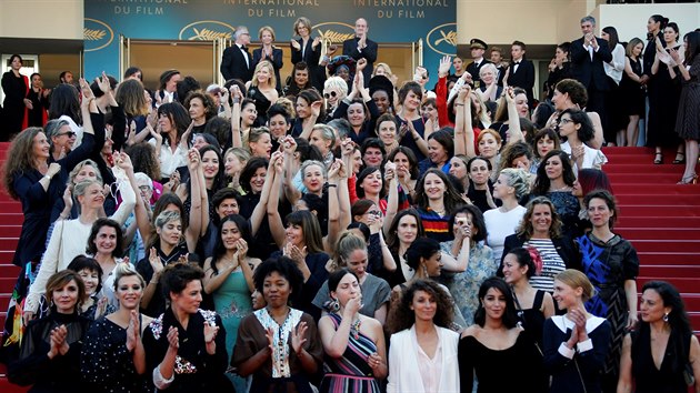 Černá barva panovala na červené koberci k 71. ročníku festival v Cannes. Na představení snímku Girls in the Sun tak dorazilo dvaaosmdesát dam (včetně předsedkyně poroty Cate Blanchettové), aby upozornily na dosavadní nízké číslo oceněných žen na tomto festivalu (12. května 2018).