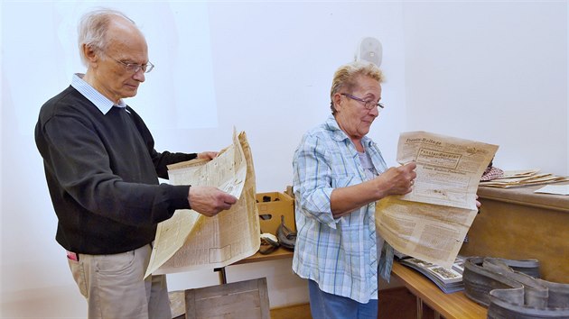 Hegenbarthovi si v steckm muzeu prohlej nalezen vci po svch pedcch.