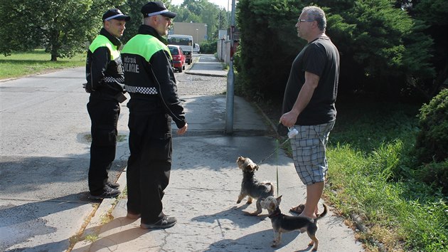 Strnk Marian Petrilka a jeho kolega Ji Vesel ve stedu vyrazili do ulic Litomic, aby zjistili, zda maj majitel ps sprvnou dlku vodtka.