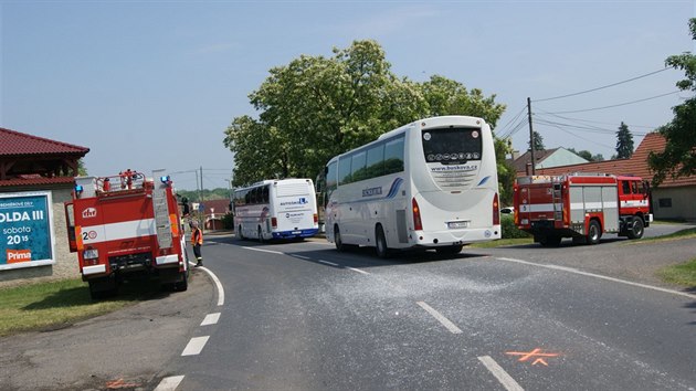 Z msta nehody u abovesk nad Oh, pi n se srazil traktor se kolnm autobusem.