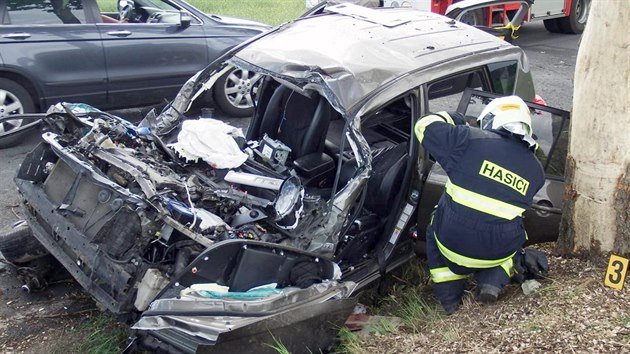 Pi tvrten dopravn nehod na Rokycansku se zranil idi toyoty. Pi pedjdn jinho vozidla narazil do stromu.