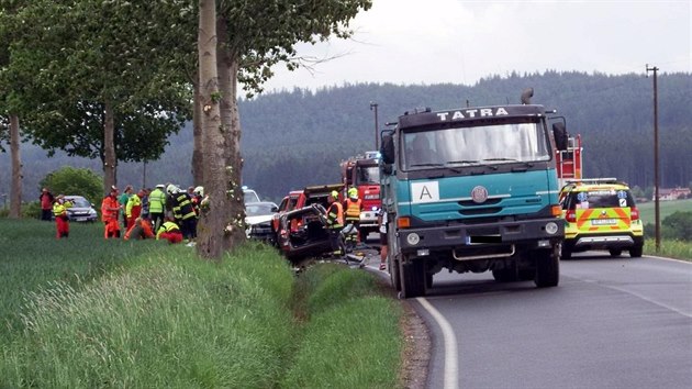 Pi tvrten dopravn nehod na Rokycansku se zranil idi toyoty. Pi pedjdn jinho vozidla narazil do stromu.